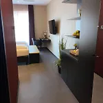 Primetime Hotel *