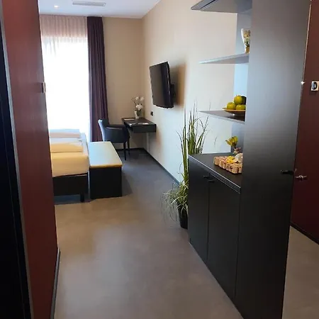 Primetime Hotel *